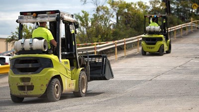 What are the advantages of wet disc brakes?