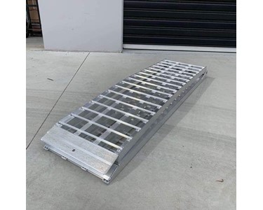 Heeve - Aluminium Loading Ramps | Heeve x 1-Tonne | Curved Folding Ramp