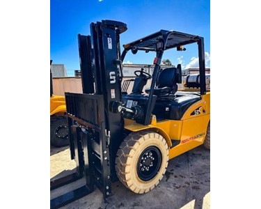UN Forklift - 5T LPG/Petrol Forklifts | FD50T-3F450SSFP 4.5m Triplex
