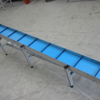 Transporting goods on an inclined belt conveyor
