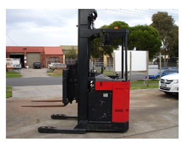Linde - Double Deep Reach Diesel Forklifts | BRT30D