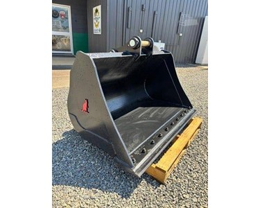 Roo Attachments - GP Buckets | KX80 8T MUD 1500