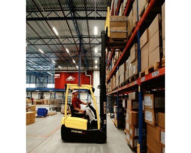 Hyster - Three Wheel Electric Forklifts | J1.5-2.0XNT Series