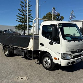 Used Tray Truck | 2018 300 Series 616 IFS (WHITE) 
