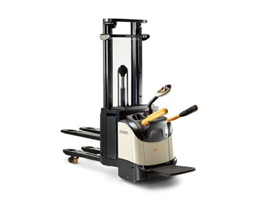 Crown - ET Series | Platform Pallet Stacker with Initial Lift