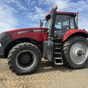 Used Farm Tractor 2015 MAGNUM 250