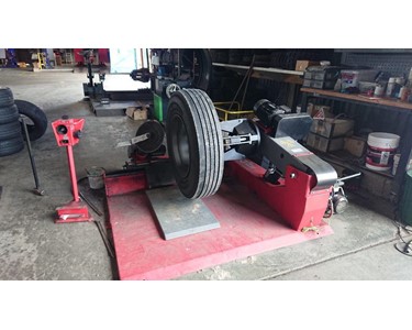 Bright - Truck and Earthmoving Equipment Tyre Changer | LC590