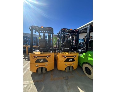 Un Forklifts - 1.8T 3 Wheel Forklifts | FBT18 4.5m Triplex