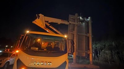 Truck Mounted Lift Hire for Highway Sign Installation in NSW