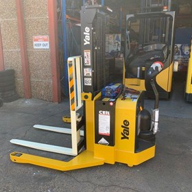 Used Electric Walkie Straddle Stacker (R022)