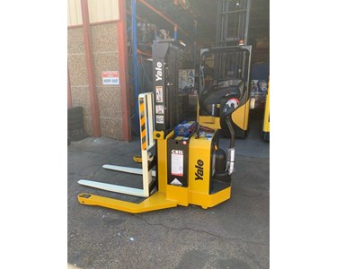 Yale - Used Electric Walkie Straddle Stacker (R022)