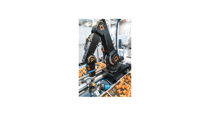 The robolink articulated robots and gantry robots jointly assemble e-chains at the igus factory in Cologne – the payback period is often four to seven months. 