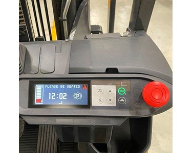 Caterpillar - 4-Wheel Electric Forklift | EP35CB