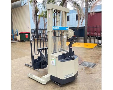 Crown - Walkie Reach Stacker Forklift FOR SALE | 1.2T 