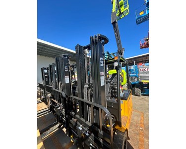 Un Forklifts - 1.8T 3 Wheel Forklifts | FBT18 4.5m Triplex