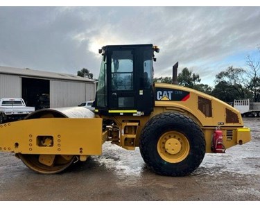 Caterpillar - Used Vibrating Roller Smooth Drum 17T 2011 CS76 