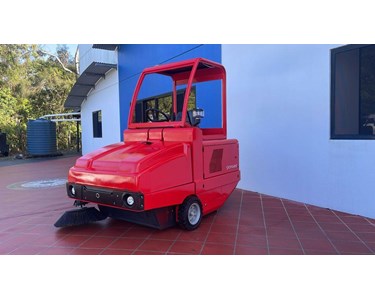 Conquest - Used Conquest Red PB160 Industrial Ride-On Sweeper - 6670