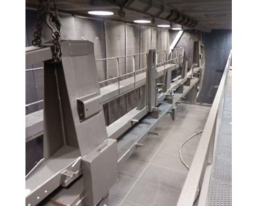 Superior - Shotblasting Machine | SUPERIOR EdgeBlast Manual Shotblasting Chamber