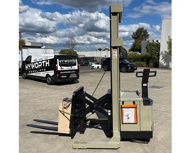 Crown - Walkie Reach Stacker Forklift FOR SALE | 1.5T 