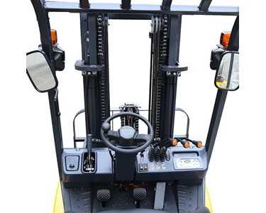 UN Forklift - 2.5T Diesel Forklifts | FD25T-3F450SSFP 4.5m Triplex