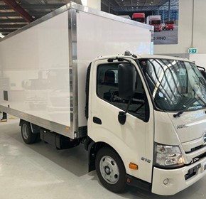 300 Series 616 Pantech Truck (White)