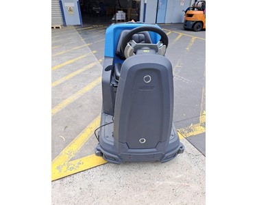 Conquest - Conquest Used Ride On Scrubber HDS77E-D - 220021638