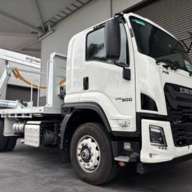 FVR 170-300 AT R47 Skip Bin Loader Truck
