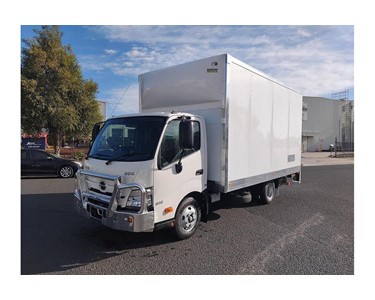 Hino - 616 AT Wide 4x2 Pantech Truck