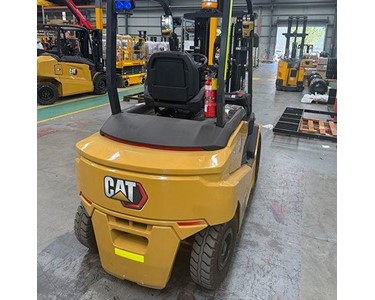 Caterpillar - 4-Wheel Electric Forklift | EP35CB