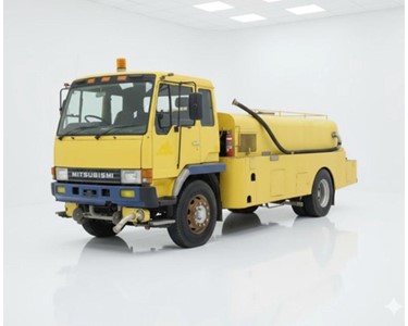 Mitsubishi - 1990 MITSUBISHI FM557 Water Truck / Street Flusher