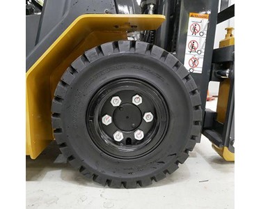 Caterpillar - 4-Wheel Electric Forklift | EP35CB