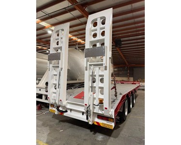 Stonestar - Used Tag Trailer | Tag/Plant Trailer with Ramps Tri-Axle