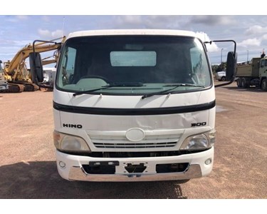 Hino - Used Cab Chassis Truck | 916 Long | 300 Series