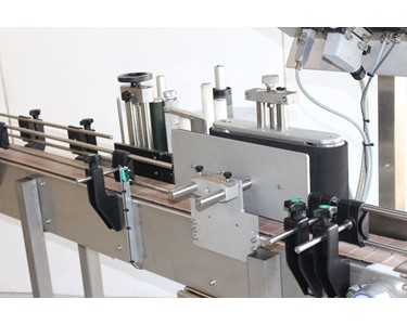 Baumann - Belt feed wrap around labeling system for cylindrical containers 