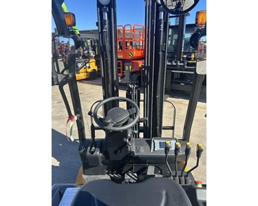 Un Forklifts - 1.8T 3 Wheel Forklifts | FBT18 4.0 Triplex