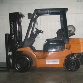 Toyota 7FG25 - 2.5 Tonne Forklift with Container Mast