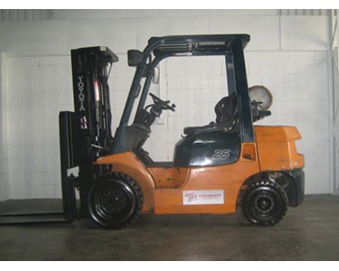 Toyota 7FG25 - 2.5 Tonne Forklift with Container Mast