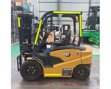 Caterpillar - 4-Wheel Electric Forklift | EP35CB
