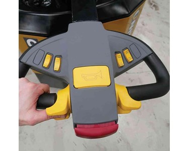 United - Walkie Reach Stacker | 1.5T