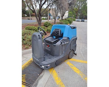 Conquest - Used Conquest HDS90 Ride-On Floor Scrubber | Formerly Conquest Magna