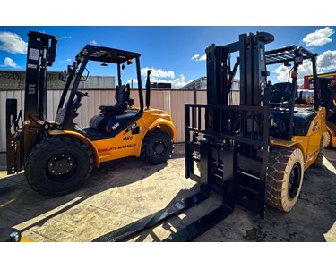 UN Forklift - 3.5T Diesel Forklifts | FD35T-NJM1 4m Duplex