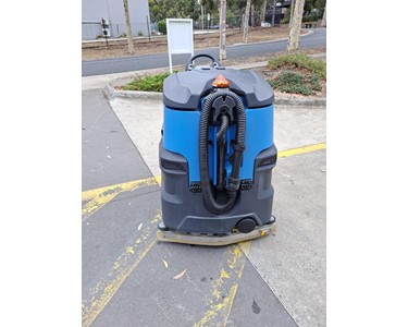 Conquest - Conquest Used Ride On Scrubber HDS77E-D - 220021638