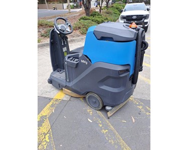 Conquest - Conquest Used Ride On Scrubber HDS77E-D - 220021638