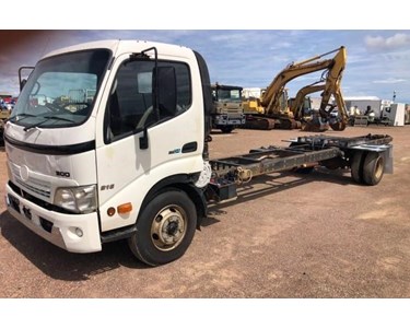 Hino - Used Cab Chassis Truck | 916 Long | 300 Series