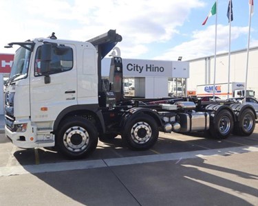 Hino - Fy3036 Hook Lift Truck | 700 Hooklift & Bi Fold