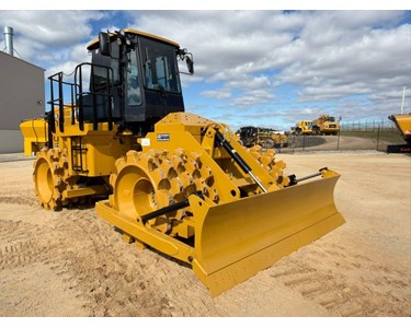 Caterpillar - 815 Soil Compactor