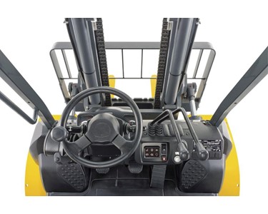 Komatsu - 4 to 5 Tonne Capacity Hydrostatic Drive Diesel Forklift | FH Series