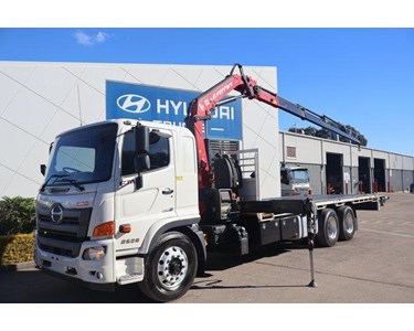 Hino - 2021 Used Crane Truck | FM 2628 with Traytop Body