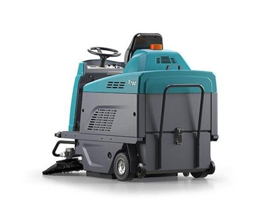 Tennant - Compact Battery Ride-On Sweeper | S780 