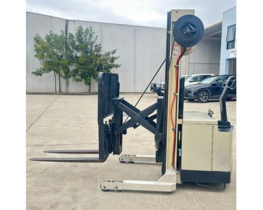 Crown 1.5T Walkie Reach Stacker forklift - 30WRTT210 